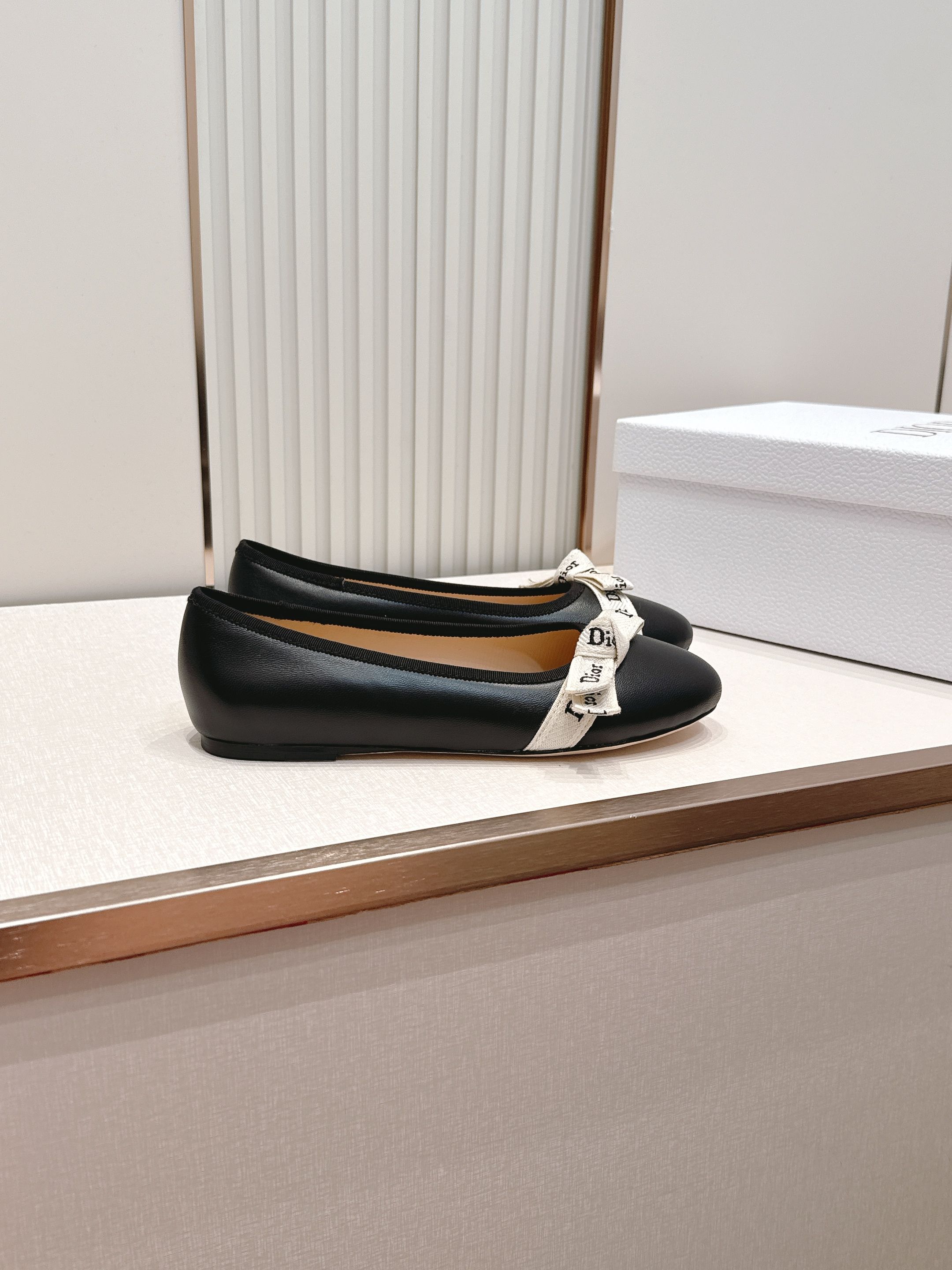 单鞋 Dior 迪奥 2026新款休闲鞋单鞋 经典品牌织带蝴蝶结点缀 低调奢华，随意穿搭 舒适度百分百少