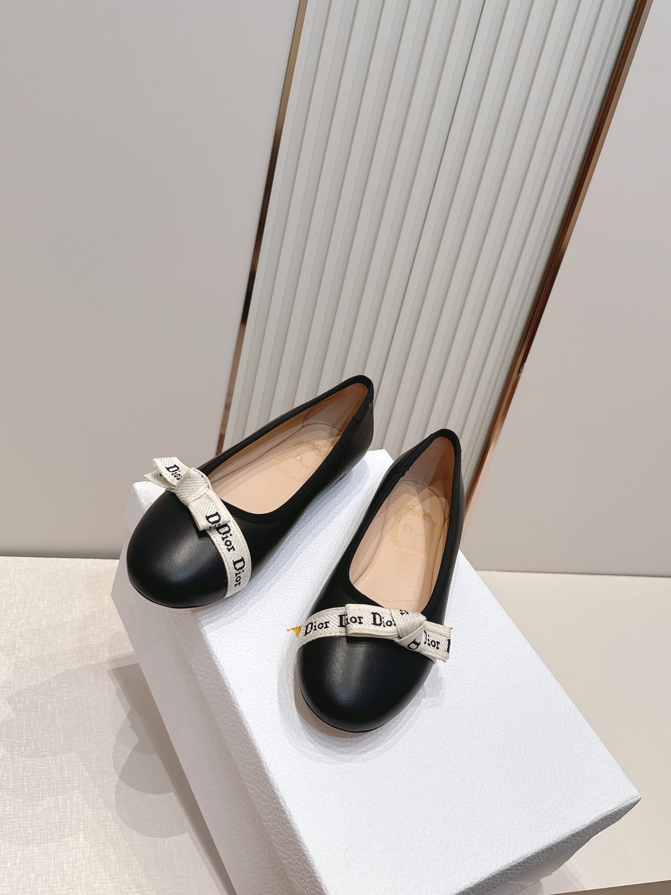单鞋 Dior 迪奥 2026新款休闲鞋单鞋 经典品牌织带蝴蝶结点缀 低调奢华，随意穿搭 舒适度百分百少