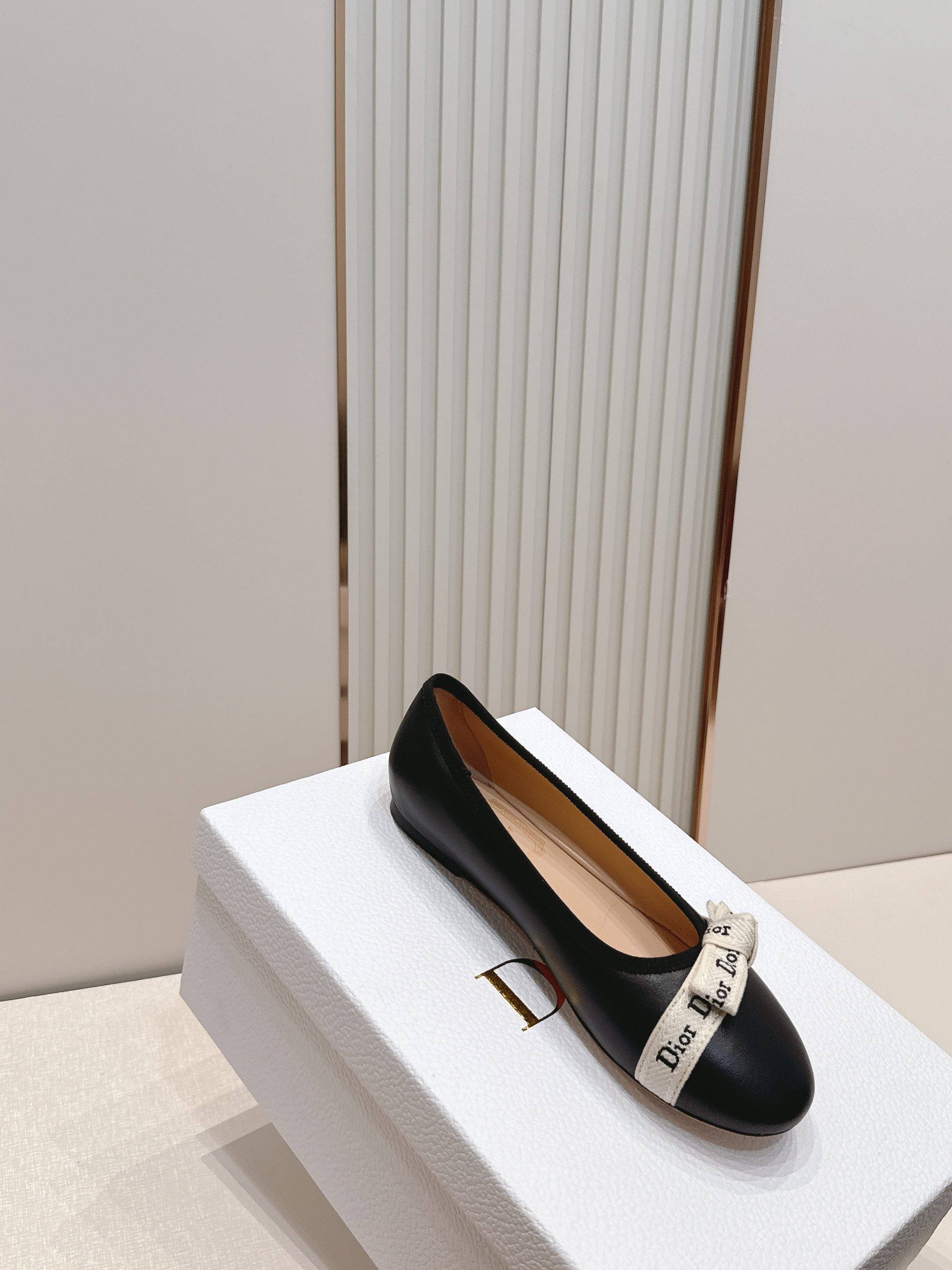 单鞋 Dior 迪奥 2026新款休闲鞋单鞋 经典品牌织带蝴蝶结点缀 低调奢华，随意穿搭 舒适度百分百少
