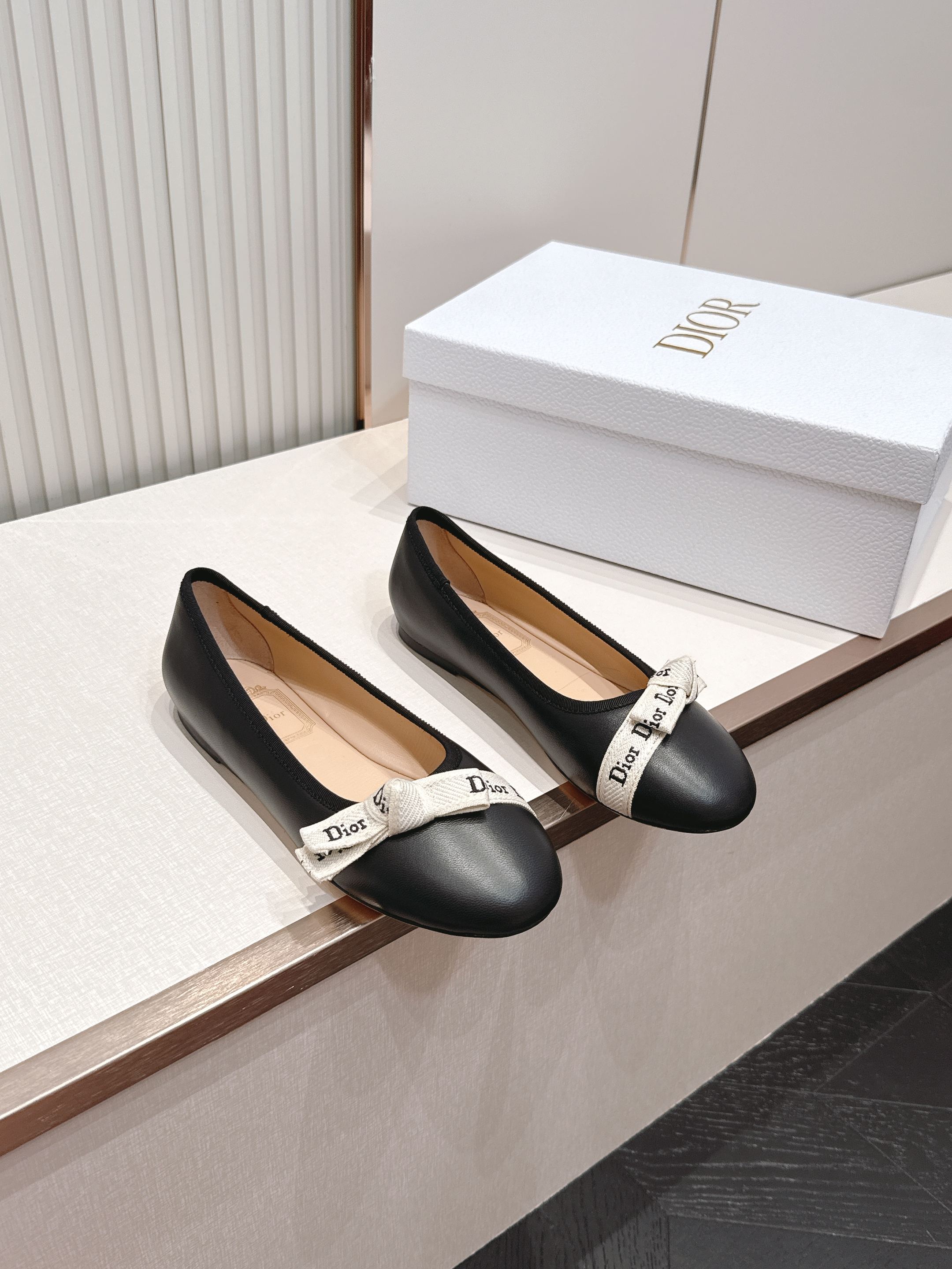 单鞋 Dior 迪奥 2026新款休闲鞋单鞋 经典品牌织带蝴蝶结点缀 低调奢华，随意穿搭 舒适度百分百少