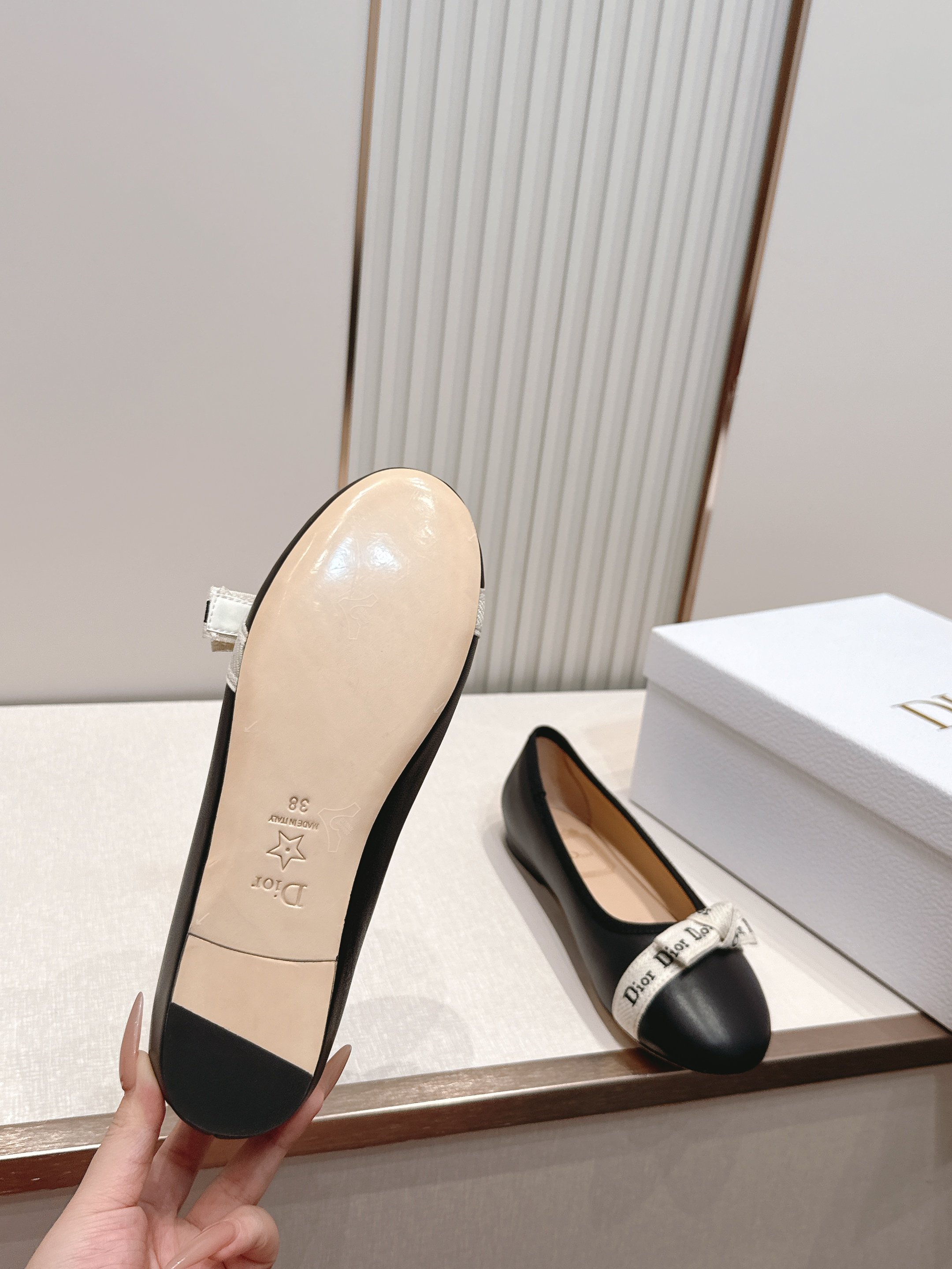 单鞋 Dior 迪奥 2026新款休闲鞋单鞋 经典品牌织带蝴蝶结点缀 低调奢华，随意穿搭 舒适度百分百少