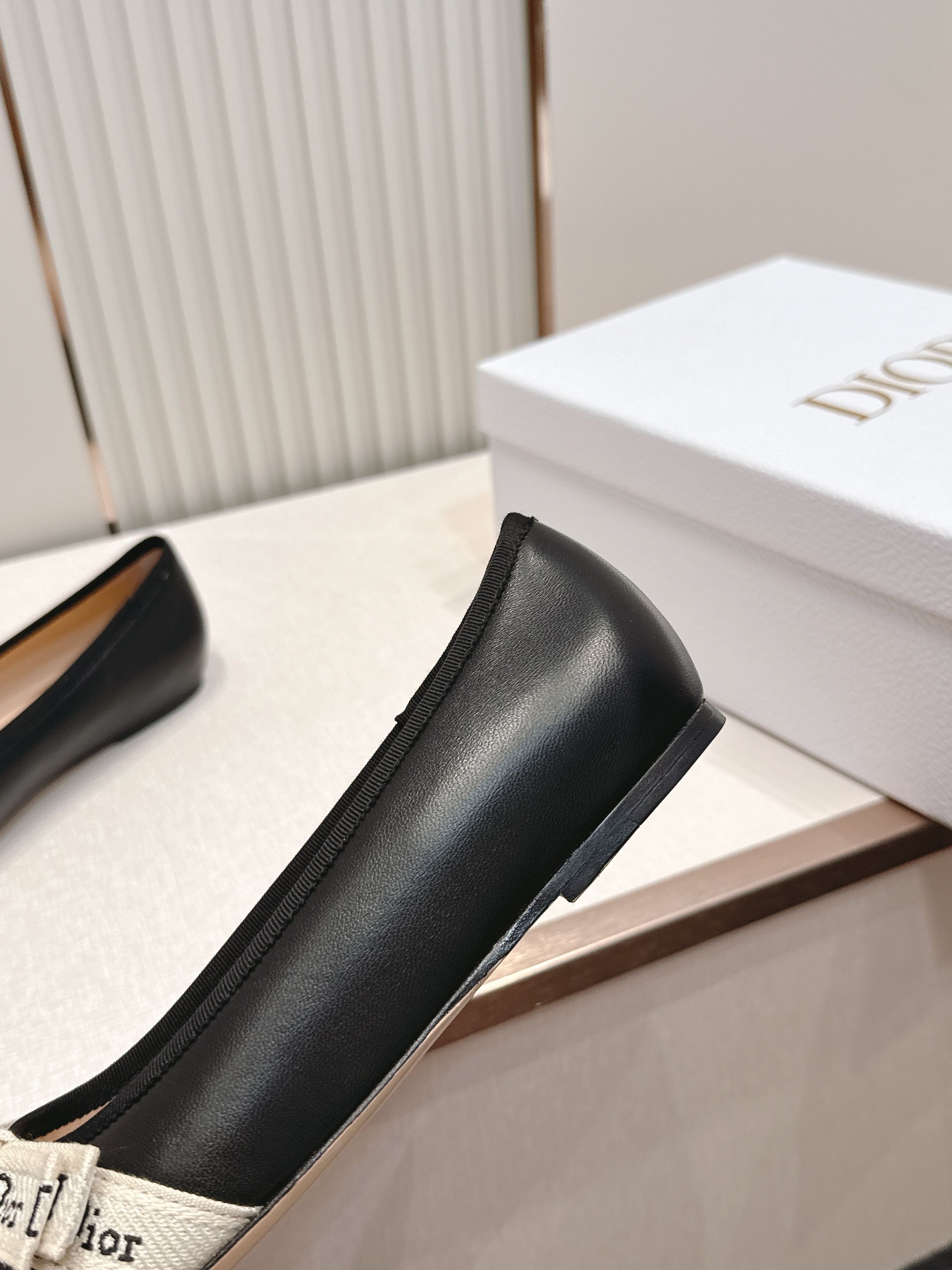 单鞋 Dior 迪奥 2026新款休闲鞋单鞋 经典品牌织带蝴蝶结点缀 低调奢华，随意穿搭 舒适度百分百少