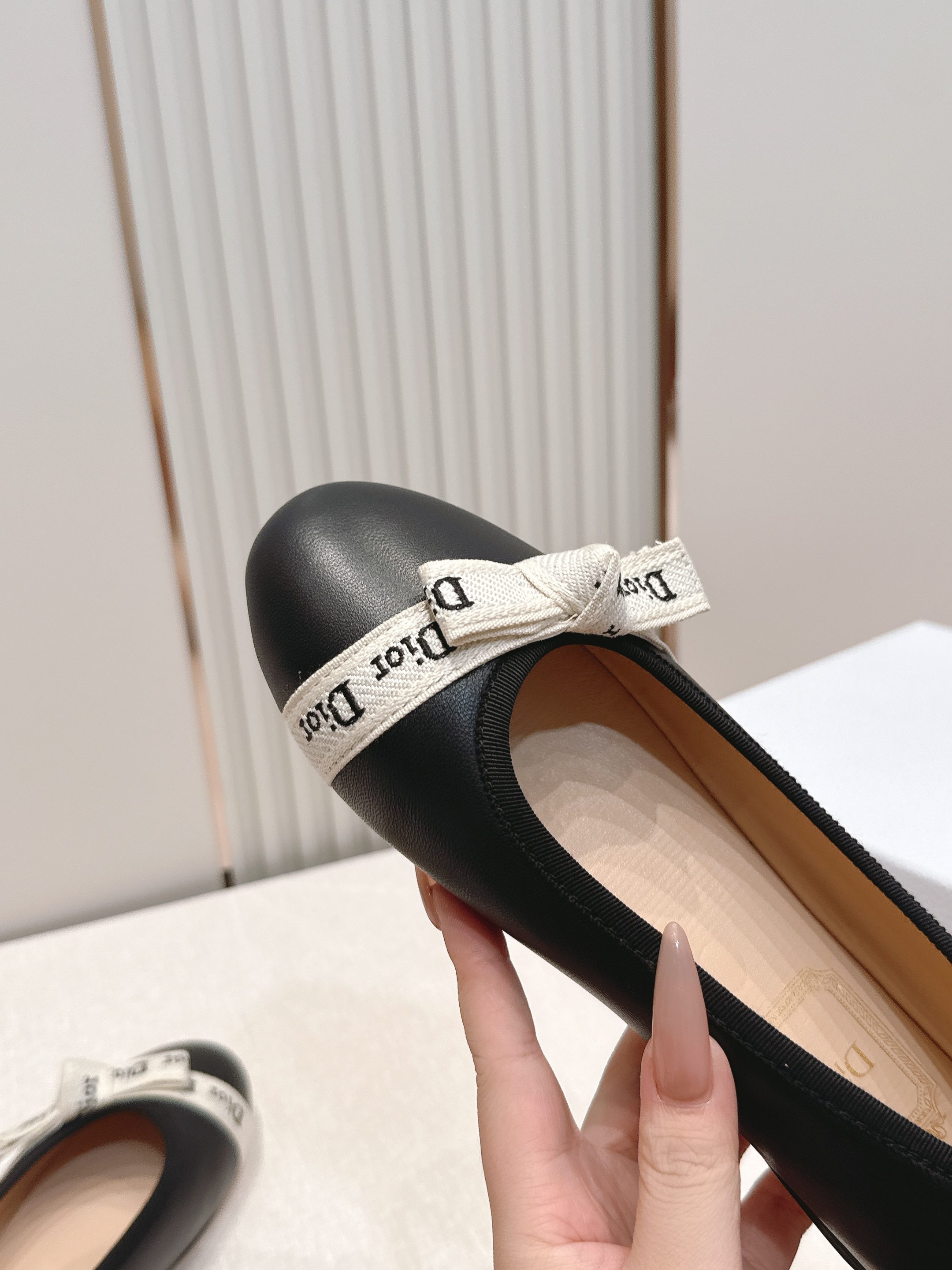 单鞋 Dior 迪奥 2026新款休闲鞋单鞋 经典品牌织带蝴蝶结点缀 低调奢华，随意穿搭 舒适度百分百少
