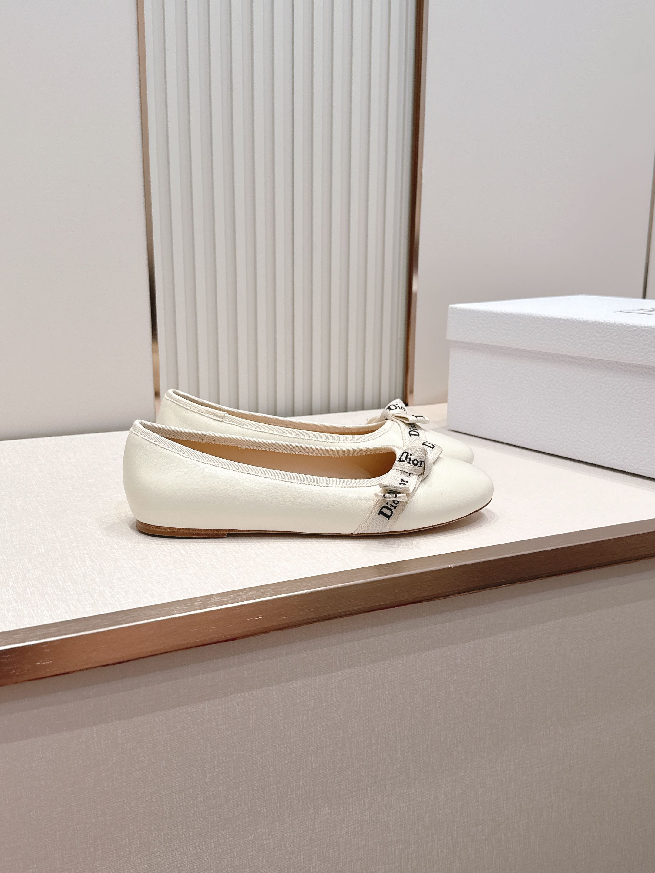 单鞋 Dior 迪奥 2026新款休闲鞋单鞋 经典品牌织带蝴蝶结点缀 低调奢华，随意穿搭 舒适度百分百少