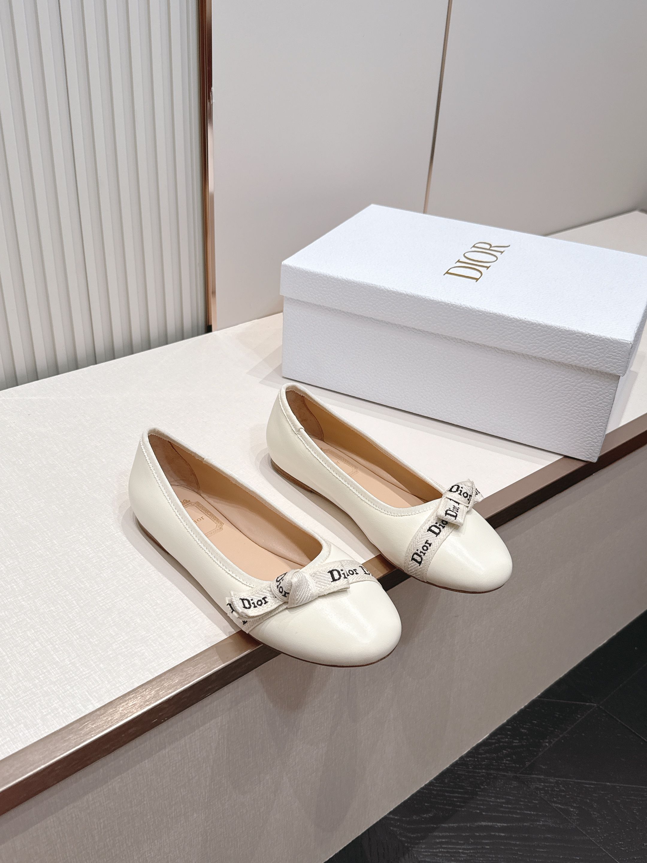 单鞋 Dior 迪奥 2026新款休闲鞋单鞋 经典品牌织带蝴蝶结点缀 低调奢华，随意穿搭 舒适度百分百少