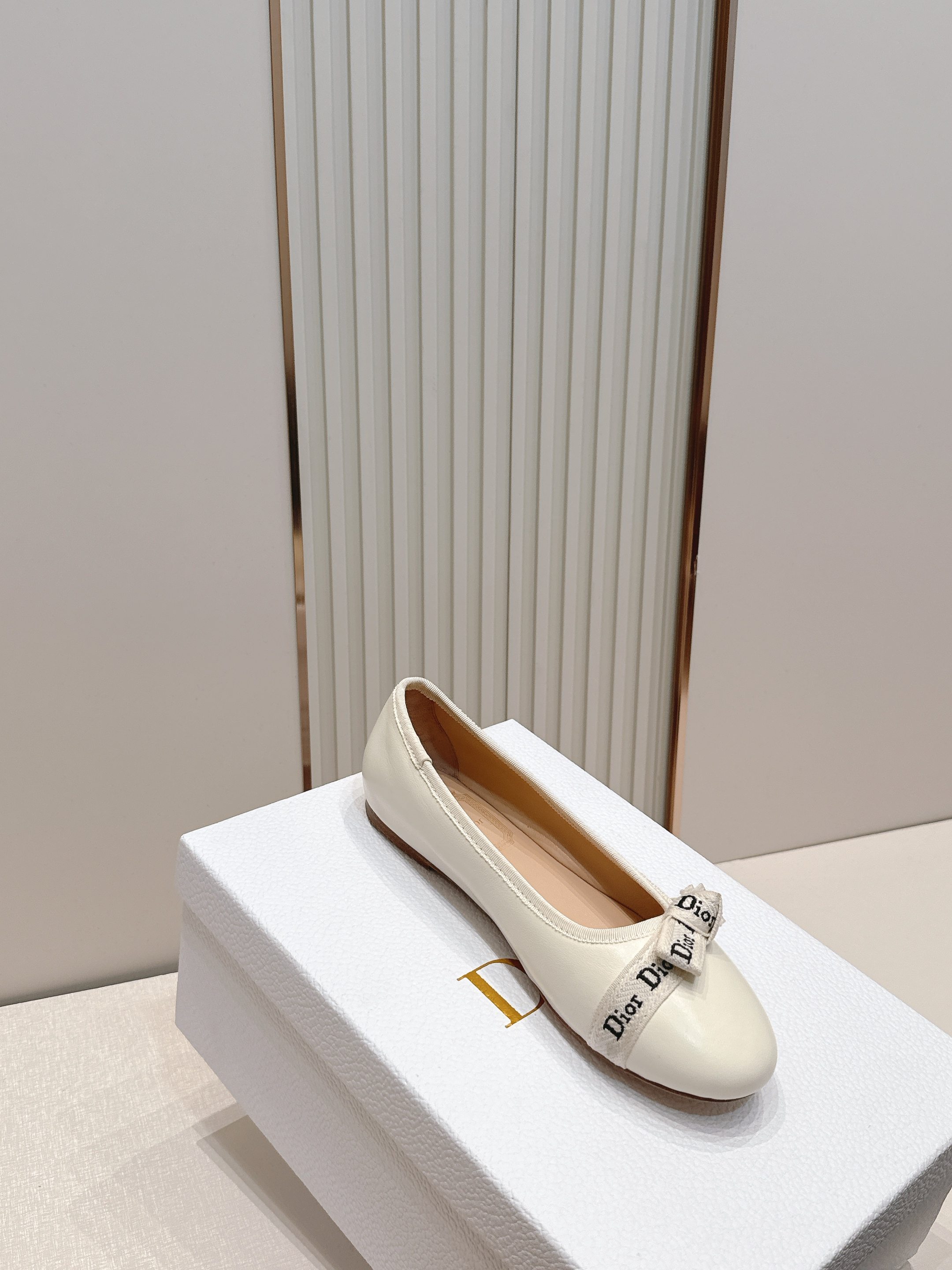 单鞋 Dior 迪奥 2026新款休闲鞋单鞋 经典品牌织带蝴蝶结点缀 低调奢华，随意穿搭 舒适度百分百少