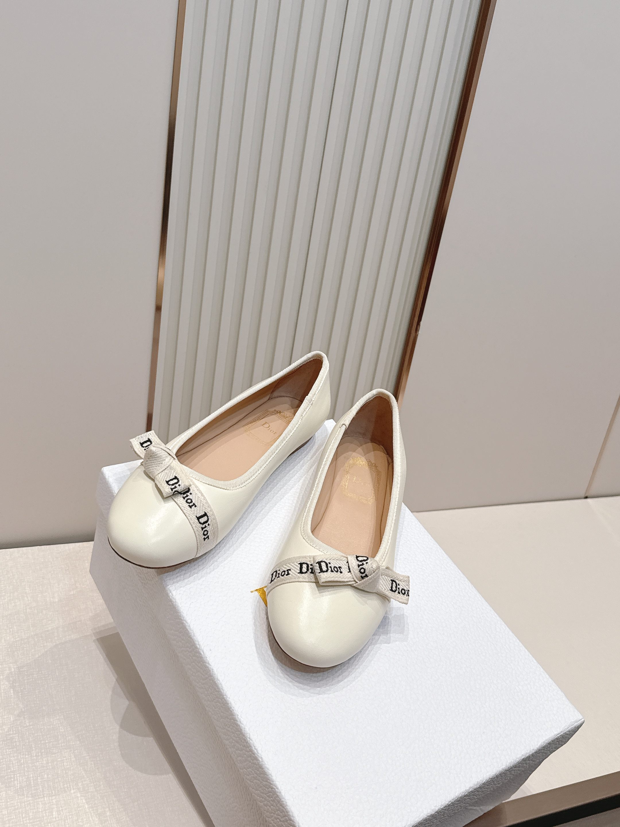 单鞋 Dior 迪奥 2026新款休闲鞋单鞋 经典品牌织带蝴蝶结点缀 低调奢华，随意穿搭 舒适度百分百少