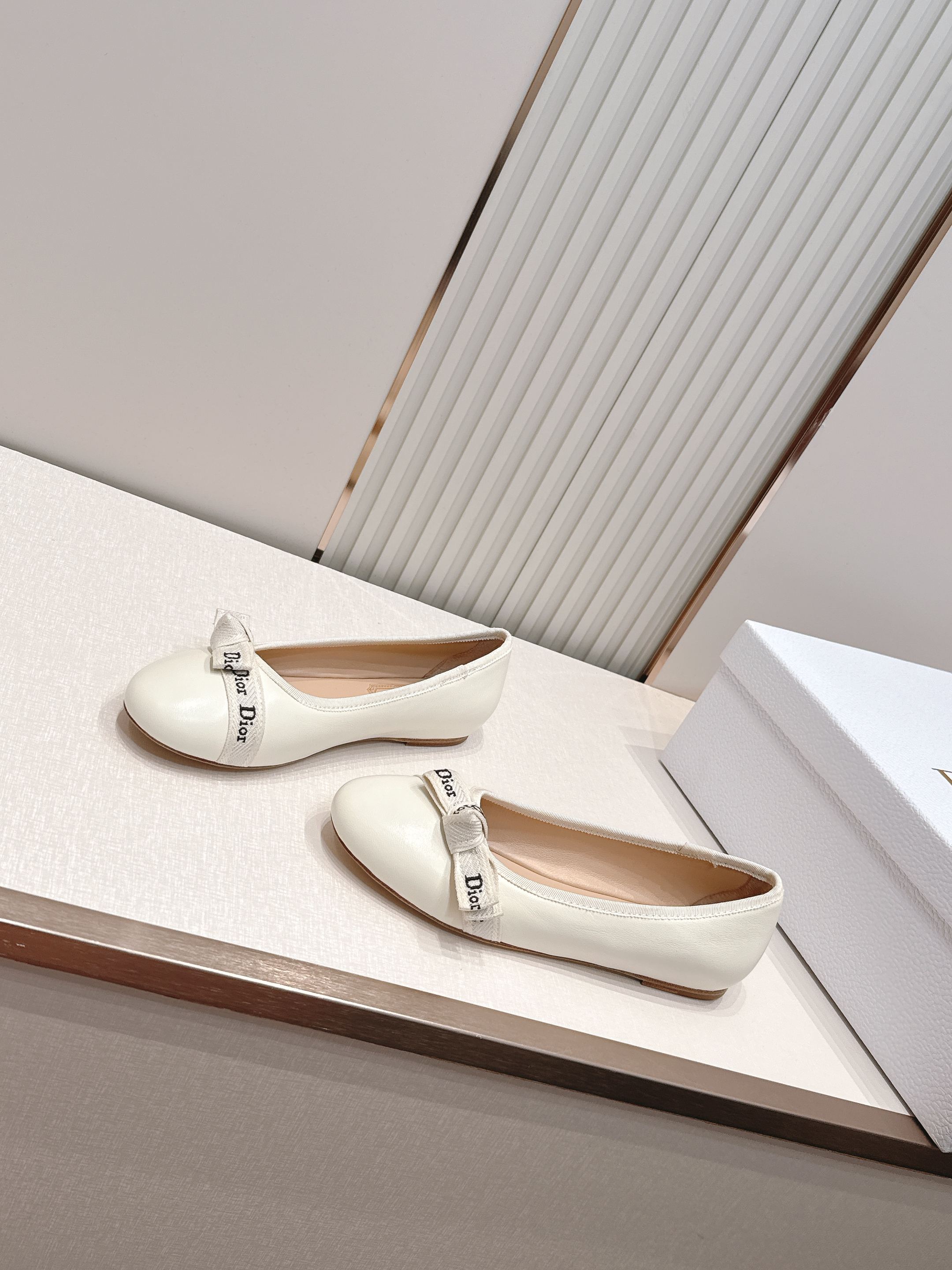 单鞋 Dior 迪奥 2026新款休闲鞋单鞋 经典品牌织带蝴蝶结点缀 低调奢华，随意穿搭 舒适度百分百少