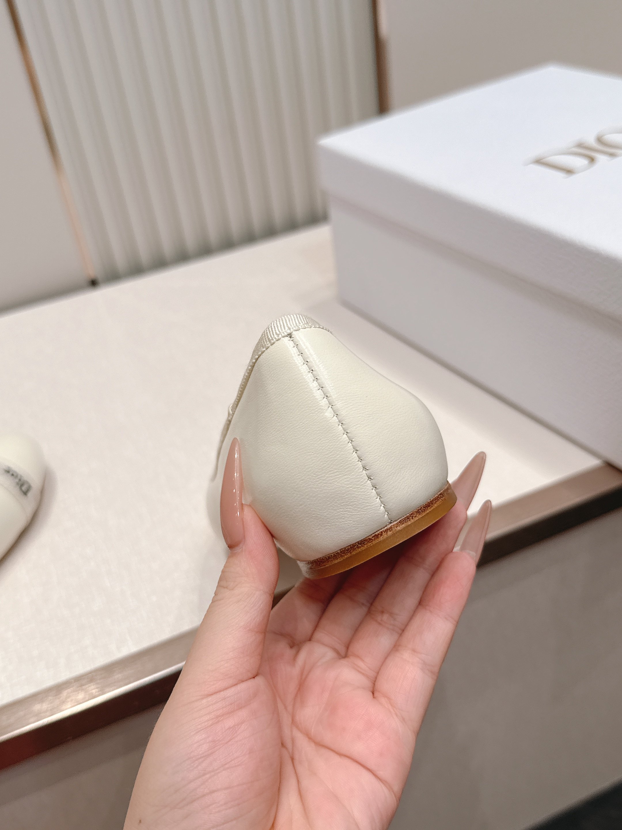 单鞋 Dior 迪奥 2026新款休闲鞋单鞋 经典品牌织带蝴蝶结点缀 低调奢华，随意穿搭 舒适度百分百少