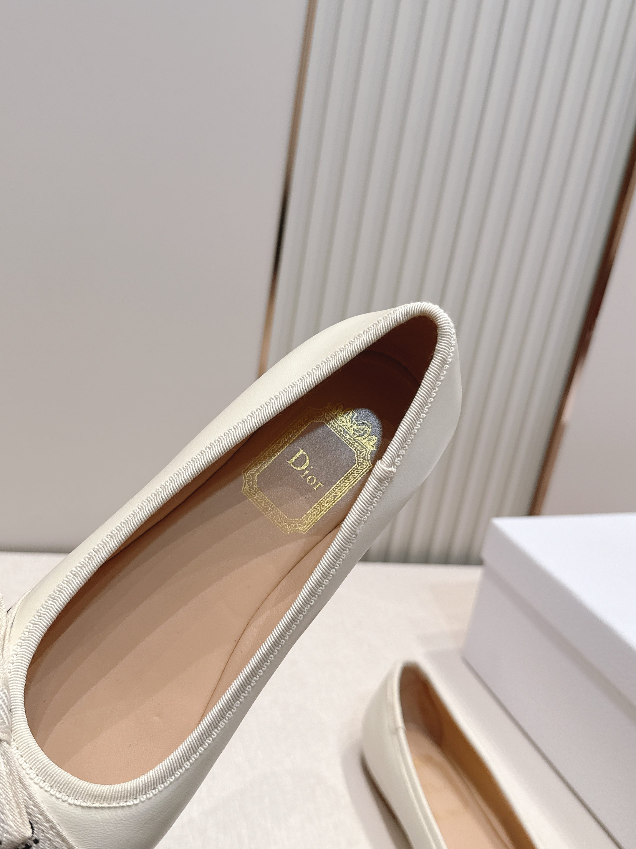 单鞋 Dior 迪奥 2026新款休闲鞋单鞋 经典品牌织带蝴蝶结点缀 低调奢华，随意穿搭 舒适度百分百少