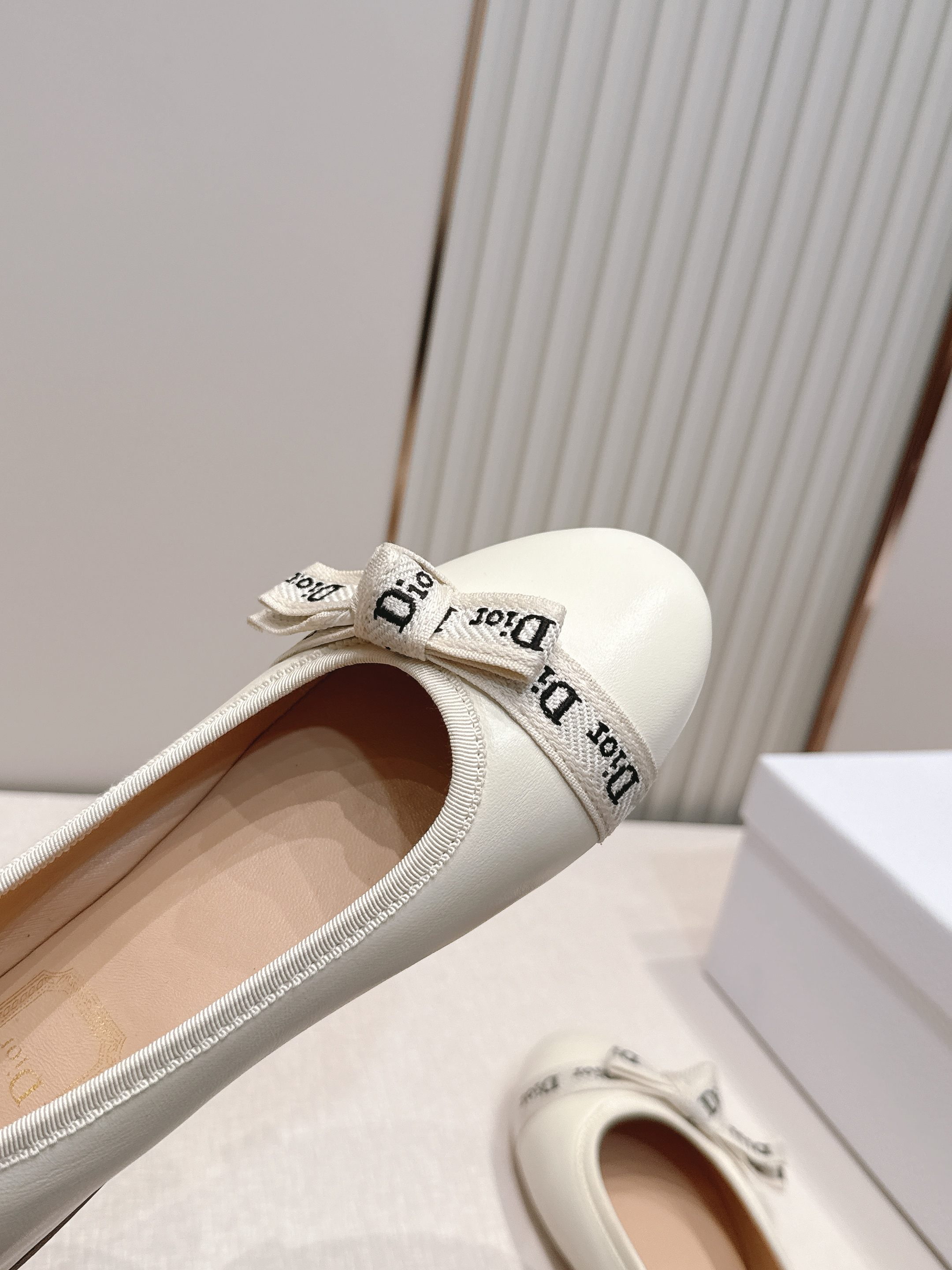 单鞋 Dior 迪奥 2026新款休闲鞋单鞋 经典品牌织带蝴蝶结点缀 低调奢华，随意穿搭 舒适度百分百少
