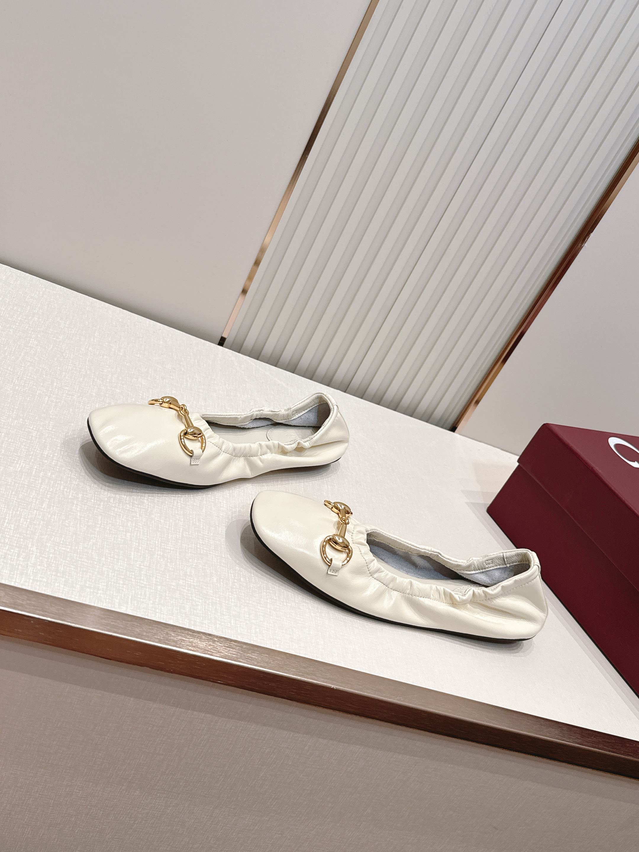 Gucci | 古驰 26𝐬𝐬 新款经典马衔扣奶奶鞋芭蕾舞鞋 高级感十足!国内外博主刷爆的一款,复古 Gucci | 古驰 26𝐬𝐬 新款经典马衔扣奶奶鞋芭蕾舞鞋 高级感十足!国内外博主刷爆的一款,复古