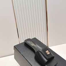 顶级版本 Chanel 香奈儿 26春夏新款经典扣翻盖书包扣一字拖鞋方头平底凉拖鞋鞋身的金色旋扣是整双鞋 顶级版本 Chanel 香奈儿 26春夏新款经典扣翻盖书包扣一字拖鞋方头平底凉拖鞋鞋身的金色旋扣是整双鞋