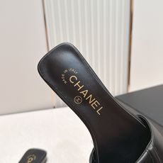 顶级版本 Chanel 香奈儿 26春夏新款经典扣翻盖书包扣一字拖鞋方头平底凉拖鞋鞋身的金色旋扣是整双鞋 顶级版本 Chanel 香奈儿 26春夏新款经典扣翻盖书包扣一字拖鞋方头平底凉拖鞋鞋身的金色旋扣是整双鞋