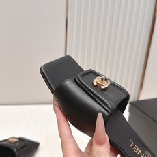 顶级版本 Chanel 香奈儿 26春夏新款经典扣翻盖书包扣一字拖鞋方头平底凉拖鞋鞋身的金色旋扣是整双鞋 顶级版本 Chanel 香奈儿 26春夏新款经典扣翻盖书包扣一字拖鞋方头平底凉拖鞋鞋身的金色旋扣是整双鞋