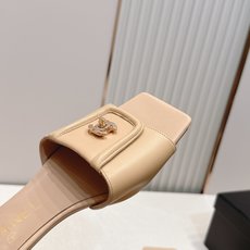 顶级版本 Chanel 香奈儿 26春夏新款经典扣翻盖书包扣一字拖鞋方头平底凉拖鞋鞋身的金色旋扣是整双鞋 顶级版本 Chanel 香奈儿 26春夏新款经典扣翻盖书包扣一字拖鞋方头平底凉拖鞋鞋身的金色旋扣是整双鞋
