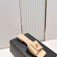 顶级版本 Chanel 香奈儿 26春夏新款经典扣翻盖书包扣一字拖鞋方头平底凉拖鞋鞋身的金色旋扣是整双鞋 顶级版本 Chanel 香奈儿 26春夏新款经典扣翻盖书包扣一字拖鞋方头平底凉拖鞋鞋身的金色旋扣是整双鞋