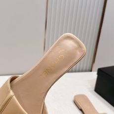 顶级版本 Chanel 香奈儿 26春夏新款经典扣翻盖书包扣一字拖鞋方头平底凉拖鞋鞋身的金色旋扣是整双鞋 顶级版本 Chanel 香奈儿 26春夏新款经典扣翻盖书包扣一字拖鞋方头平底凉拖鞋鞋身的金色旋扣是整双鞋