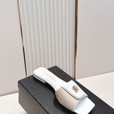 顶级版本 Chanel 香奈儿 26春夏新款经典扣翻盖书包扣一字拖鞋方头平底凉拖鞋鞋身的金色旋扣是整双鞋 顶级版本 Chanel 香奈儿 26春夏新款经典扣翻盖书包扣一字拖鞋方头平底凉拖鞋鞋身的金色旋扣是整双鞋