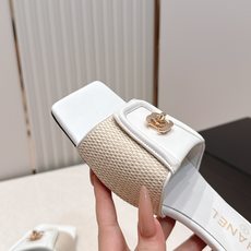 顶级版本 Chanel 香奈儿 26春夏新款经典扣翻盖书包扣一字拖鞋方头平底凉拖鞋鞋身的金色旋扣是整双鞋 顶级版本 Chanel 香奈儿 26春夏新款经典扣翻盖书包扣一字拖鞋方头平底凉拖鞋鞋身的金色旋扣是整双鞋