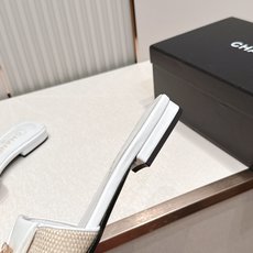 顶级版本 Chanel 香奈儿 26春夏新款经典扣翻盖书包扣一字拖鞋方头平底凉拖鞋鞋身的金色旋扣是整双鞋 顶级版本 Chanel 香奈儿 26春夏新款经典扣翻盖书包扣一字拖鞋方头平底凉拖鞋鞋身的金色旋扣是整双鞋