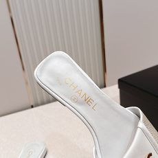 顶级版本 Chanel 香奈儿 26春夏新款经典扣翻盖书包扣一字拖鞋方头平底凉拖鞋鞋身的金色旋扣是整双鞋 顶级版本 Chanel 香奈儿 26春夏新款经典扣翻盖书包扣一字拖鞋方头平底凉拖鞋鞋身的金色旋扣是整双鞋