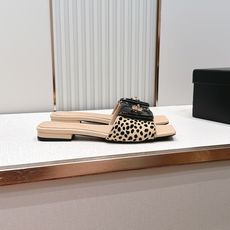 顶级版本 Chanel 香奈儿 26春夏新款经典扣翻盖书包扣一字拖鞋方头平底凉拖鞋鞋身的金色旋扣是整双鞋 顶级版本 Chanel 香奈儿 26春夏新款经典扣翻盖书包扣一字拖鞋方头平底凉拖鞋鞋身的金色旋扣是整双鞋