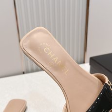 顶级版本 Chanel 香奈儿 26春夏新款经典扣翻盖书包扣一字拖鞋方头平底凉拖鞋鞋身的金色旋扣是整双鞋 顶级版本 Chanel 香奈儿 26春夏新款经典扣翻盖书包扣一字拖鞋方头平底凉拖鞋鞋身的金色旋扣是整双鞋