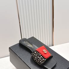 顶级版本 Chanel 香奈儿 26春夏新款经典扣翻盖书包扣一字拖鞋方头平底凉拖鞋鞋身的金色旋扣是整双鞋 顶级版本 Chanel 香奈儿 26春夏新款经典扣翻盖书包扣一字拖鞋方头平底凉拖鞋鞋身的金色旋扣是整双鞋