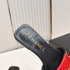 顶级版本 Chanel 香奈儿 26春夏新款经典扣翻盖书包扣一字拖鞋方头平底凉拖鞋鞋身的金色旋扣是整双鞋 顶级版本 Chanel 香奈儿 26春夏新款经典扣翻盖书包扣一字拖鞋方头平底凉拖鞋鞋身的金色旋扣是整双鞋
