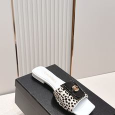 顶级版本 Chanel 香奈儿 26春夏新款经典扣翻盖书包扣一字拖鞋方头平底凉拖鞋鞋身的金色旋扣是整双鞋 顶级版本 Chanel 香奈儿 26春夏新款经典扣翻盖书包扣一字拖鞋方头平底凉拖鞋鞋身的金色旋扣是整双鞋