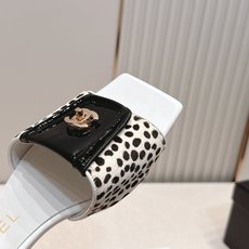 顶级版本 Chanel 香奈儿 26春夏新款经典扣翻盖书包扣一字拖鞋方头平底凉拖鞋鞋身的金色旋扣是整双鞋 顶级版本 Chanel 香奈儿 26春夏新款经典扣翻盖书包扣一字拖鞋方头平底凉拖鞋鞋身的金色旋扣是整双鞋