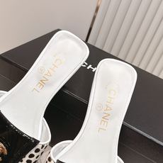 顶级版本 Chanel 香奈儿 26春夏新款经典扣翻盖书包扣一字拖鞋方头平底凉拖鞋鞋身的金色旋扣是整双鞋 顶级版本 Chanel 香奈儿 26春夏新款经典扣翻盖书包扣一字拖鞋方头平底凉拖鞋鞋身的金色旋扣是整双鞋