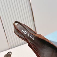 Prada普拉达 2026秋冬订货会 尖头猫跟中跟后空凉鞋这一季,美炸了,复古时尚 新五金系带设计毫不费 Prada普拉达 2026秋冬订货会 尖头猫跟中跟后空凉鞋这一季,美炸了,复古时尚 新五金系带设计毫不费