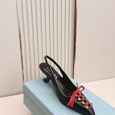 Prada普拉达 2026秋冬订货会 尖头猫跟中跟后空凉鞋这一季,美炸了,复古时尚 新五金系带设计毫不费 Prada普拉达 2026秋冬订货会 尖头猫跟中跟后空凉鞋这一季,美炸了,复古时尚 新五金系带设计毫不费
