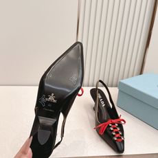 Prada普拉达 2026秋冬订货会 尖头猫跟中跟后空凉鞋这一季,美炸了,复古时尚 新五金系带设计毫不费 Prada普拉达 2026秋冬订货会 尖头猫跟中跟后空凉鞋这一季,美炸了,复古时尚 新五金系带设计毫不费