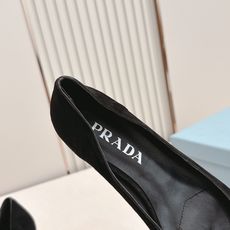 Prada普拉达 2026秋冬订货会 尖头猫跟中跟单鞋这一季,美炸了,复古时尚 新五金系带设计毫不费力的 Prada普拉达 2026秋冬订货会 尖头猫跟中跟单鞋这一季,美炸了,复古时尚 新五金系带设计毫不费力的