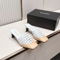 Chanel 香奈儿 26春夏新款镂空高跟凉拖鞋镂空设计,拼色最具辨识度的品牌符号,又瞬间提升鞋履的贵气 Chanel 香奈儿 26春夏新款镂空高跟凉拖鞋镂空设计,拼色最具辨识度的品牌符号,又瞬间提升鞋履的贵气