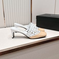 Chanel 香奈儿 26春夏新款镂空高跟凉拖鞋镂空设计,拼色最具辨识度的品牌符号,又瞬间提升鞋履的贵气 Chanel 香奈儿 26春夏新款镂空高跟凉拖鞋镂空设计,拼色最具辨识度的品牌符号,又瞬间提升鞋履的贵气