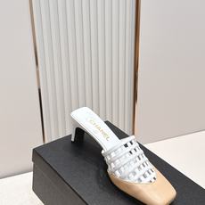 Chanel 香奈儿 26春夏新款镂空高跟凉拖鞋镂空设计,拼色最具辨识度的品牌符号,又瞬间提升鞋履的贵气 Chanel 香奈儿 26春夏新款镂空高跟凉拖鞋镂空设计,拼色最具辨识度的品牌符号,又瞬间提升鞋履的贵气