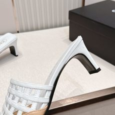 Chanel 香奈儿 26春夏新款镂空高跟凉拖鞋镂空设计,拼色最具辨识度的品牌符号,又瞬间提升鞋履的贵气 Chanel 香奈儿 26春夏新款镂空高跟凉拖鞋镂空设计,拼色最具辨识度的品牌符号,又瞬间提升鞋履的贵气