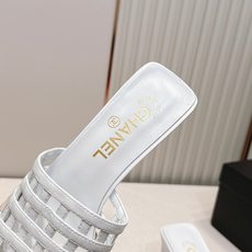 Chanel 香奈儿 26春夏新款镂空高跟凉拖鞋镂空设计,拼色最具辨识度的品牌符号,又瞬间提升鞋履的贵气 Chanel 香奈儿 26春夏新款镂空高跟凉拖鞋镂空设计,拼色最具辨识度的品牌符号,又瞬间提升鞋履的贵气