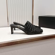 Chanel 香奈儿 26春夏新款镂空高跟凉拖鞋镂空设计,拼色最具辨识度的品牌符号,又瞬间提升鞋履的贵气 Chanel 香奈儿 26春夏新款镂空高跟凉拖鞋镂空设计,拼色最具辨识度的品牌符号,又瞬间提升鞋履的贵气