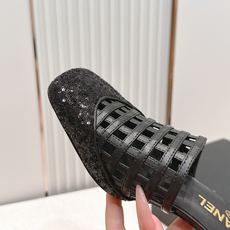 Chanel 香奈儿 26春夏新款镂空高跟凉拖鞋镂空设计,拼色最具辨识度的品牌符号,又瞬间提升鞋履的贵气 Chanel 香奈儿 26春夏新款镂空高跟凉拖鞋镂空设计,拼色最具辨识度的品牌符号,又瞬间提升鞋履的贵气