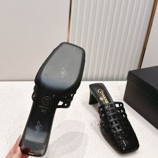Chanel 香奈儿 26春夏新款镂空高跟凉拖鞋镂空设计,拼色最具辨识度的品牌符号,又瞬间提升鞋履的贵气 Chanel 香奈儿 26春夏新款镂空高跟凉拖鞋镂空设计,拼色最具辨识度的品牌符号,又瞬间提升鞋履的贵气