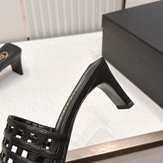 Chanel 香奈儿 26春夏新款镂空高跟凉拖鞋镂空设计,拼色最具辨识度的品牌符号,又瞬间提升鞋履的贵气 Chanel 香奈儿 26春夏新款镂空高跟凉拖鞋镂空设计,拼色最具辨识度的品牌符号,又瞬间提升鞋履的贵气