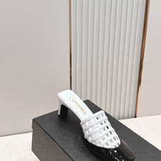 Chanel 香奈儿 26春夏新款镂空高跟凉拖鞋镂空设计,拼色最具辨识度的品牌符号,又瞬间提升鞋履的贵气 Chanel 香奈儿 26春夏新款镂空高跟凉拖鞋镂空设计,拼色最具辨识度的品牌符号,又瞬间提升鞋履的贵气
