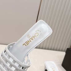 Chanel 香奈儿 26春夏新款镂空高跟凉拖鞋镂空设计,拼色最具辨识度的品牌符号,又瞬间提升鞋履的贵气 Chanel 香奈儿 26春夏新款镂空高跟凉拖鞋镂空设计,拼色最具辨识度的品牌符号,又瞬间提升鞋履的贵气