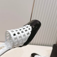 Chanel 香奈儿 26春夏新款镂空高跟凉拖鞋镂空设计,拼色最具辨识度的品牌符号,又瞬间提升鞋履的贵气 Chanel 香奈儿 26春夏新款镂空高跟凉拖鞋镂空设计,拼色最具辨识度的品牌符号,又瞬间提升鞋履的贵气