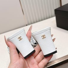 Chanel 香奈儿 26春夏新款镂空高跟凉拖鞋镂空设计,拼色最具辨识度的品牌符号,又瞬间提升鞋履的贵气 Chanel 香奈儿 26春夏新款镂空高跟凉拖鞋镂空设计,拼色最具辨识度的品牌符号,又瞬间提升鞋履的贵气